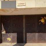 Tra due alte colonne si erge invece la ben messa Porta Cipro, realizzata da Christos Petrides. L�artista la decor� con diverse installazioni in bronzo disposte in modo del tutto casuale, raffiguranti elementi diversi tra loro: un�isola, un elicottero, un dinosauro, una tartaruga, un pesce